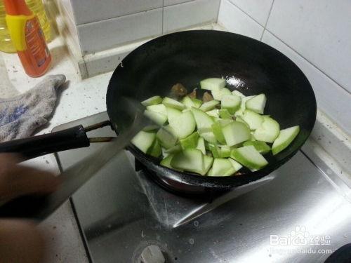 怎么切小瓜炒着吃视频,轻松学会小瓜炒制技巧