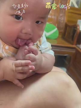 萌娃带弟弟吃瓜视频,温馨亲子时光引网友热议