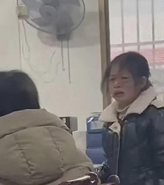 高中老师叫家长吃瓜视频,高中老师创意互动，家校共育新风尚