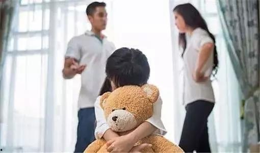 父母吃瓜看两个孩子吵架原视频,两个孩子吵架现场直播