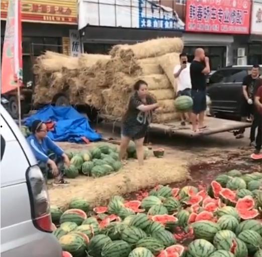 彬县街上拍的吃瓜视频,彬县街头美食风情录