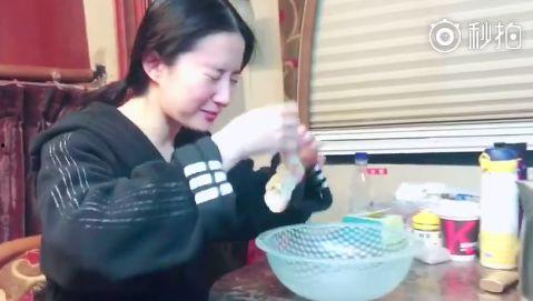 吃瓜视频洗脸是真的吗,揭秘网络热传洗脸新潮流