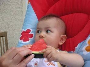 4岁宝宝吃瓜视频,萌态十足引网友爆笑